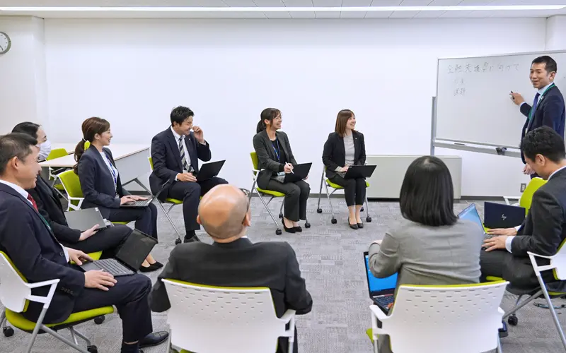 提携後3年間の総括と今後の施策について検討する阿波銀行の行員と野村の出向者(3月5日、阿波銀行本店、同行提供)