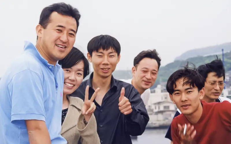 職場の仲間と(左から3人目、1998年5月10日)