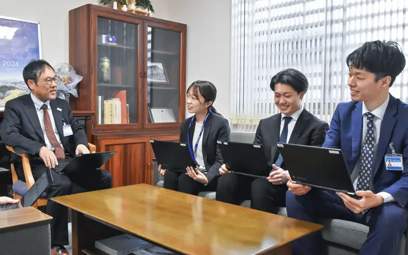 部下の報告を聞く出脇大督支店長（左、３月25日）