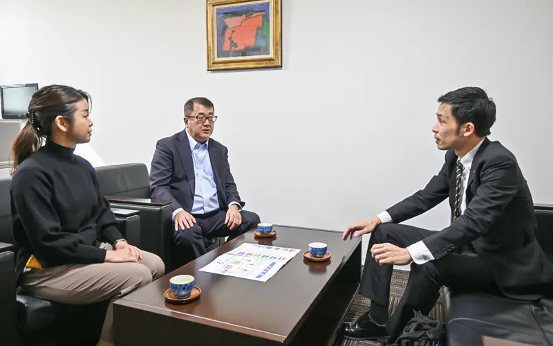保全工業の採用担当者(左)と赤木拓司社長(左から2人目)から誰でもDCプランの導入効果を聞く成松陽平部長代理(3月11日、保全工業)
