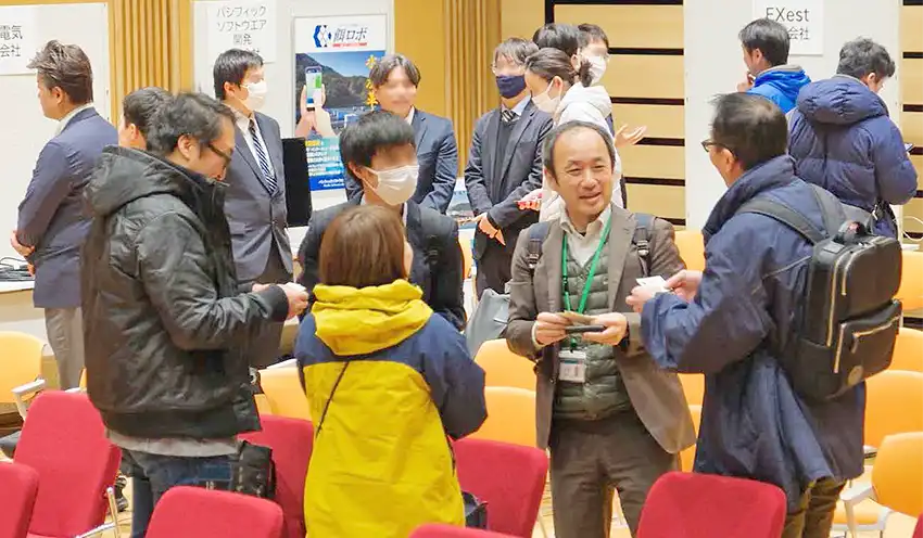 農水産業フォーラムで生産者と情報交換する石川課長代理(右から2人目、同行提供)