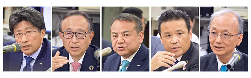 会見する(左から)木原正裕・みずほフィナンシャルグループ社長、亀澤宏規・三菱UFJフィナンシャル・グループ社長、中島達・三井住友フィナンシャルグループ社長、南昌宏・りそなホールディングス社長、高倉透・三井住友トラスト・ホールディングス社長(5月14、15日、日本銀行)