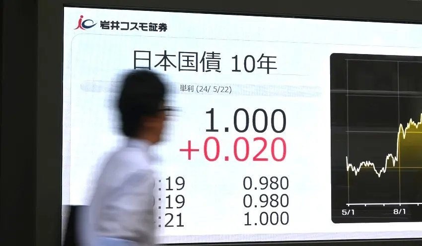 11年ぶりに1%をつけた新発10年物国債利回り(5月22日、東京・茅場町)