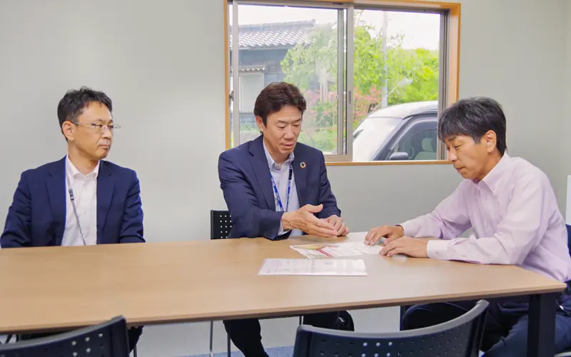 中川清也社長(右)と商談する金子俊博統括支店長(中央)、法人営業担当副長(5月15日、中川運送)