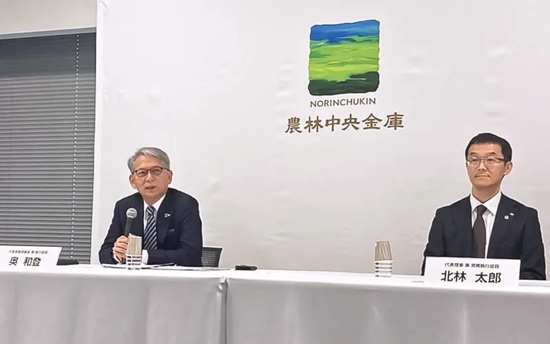「資本再構築」について説明する奥和登理事長（左、５月22日、東京都内）