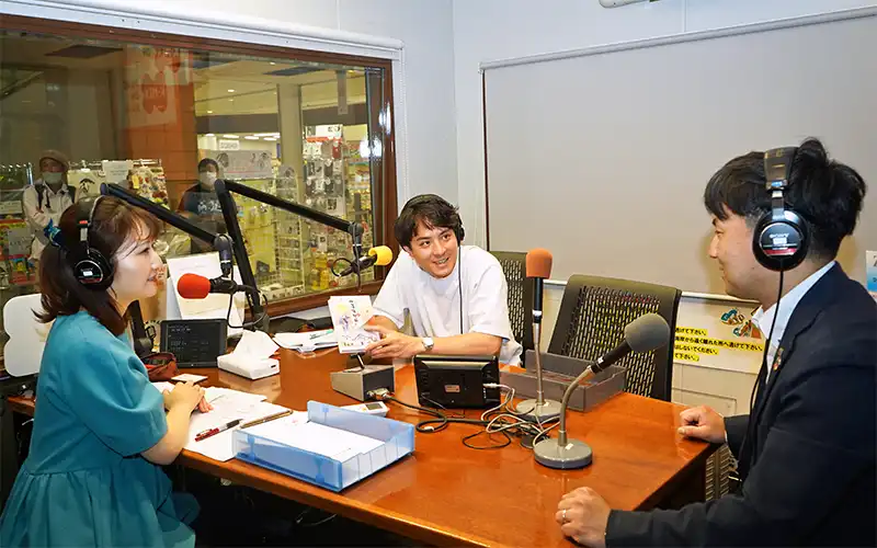 ラジオ番組で御宿場印を紹介するしずおか焼津信金の岩堀さん(右、6月10日、新静岡セノバ)