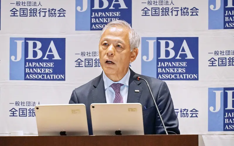 政策保有株式の開示のあり方について説明する全国銀行協会の福留朗裕会長(6月13日、銀行会館)