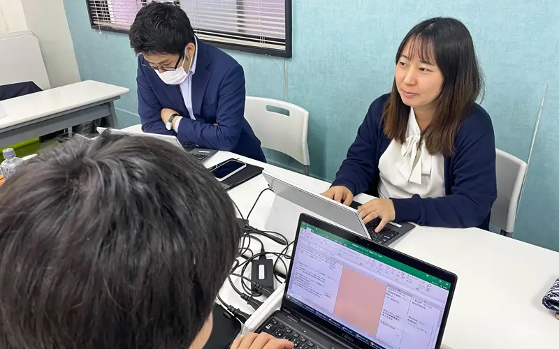 常陽銀行では半年に1回、シニアアドバイザーの研修会を開き、支援レベルの研さんを図る(右が片上梓・松戸支店長代理、常陽銀行提供)