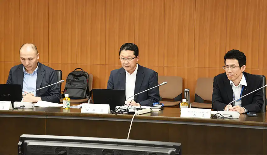 レビキャリを活用した経営人材マッチングの事例共有会で挨拶する伊藤監督局長(中央、6月24日、同庁)