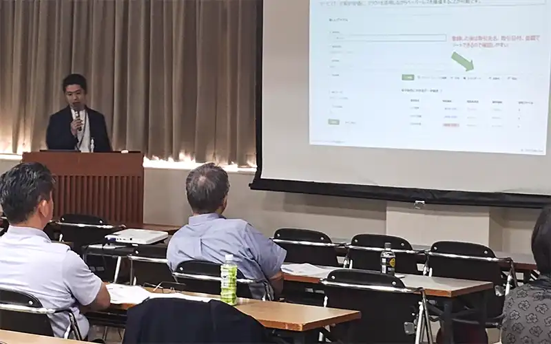 山口県内の商工会議所で事業者向けセミナーを開催するなどDXを呼びかけてきた(下関商議所、DQ社提供)