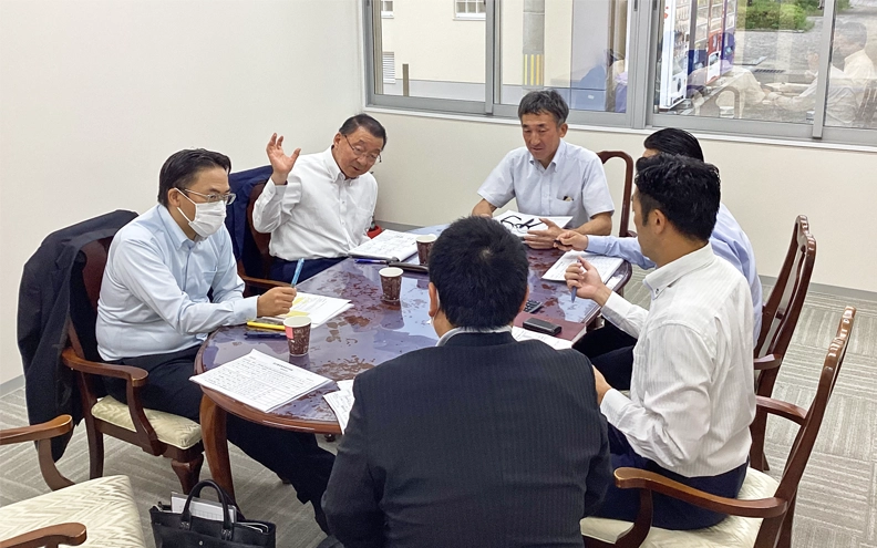 臨店審査で融資案件を共有する職員ら（福島県商工信組提供）