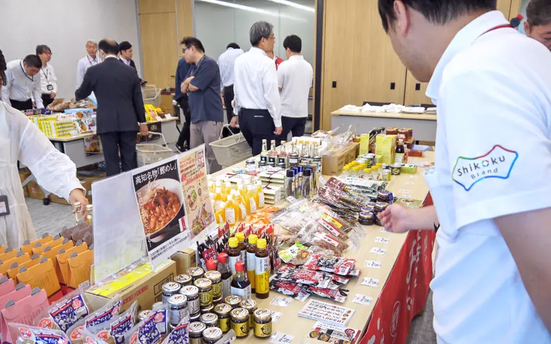 人的交流のある他の地銀系地域商社と連携して開いた物産フェア(6月6日、住友生命保険東京本社)