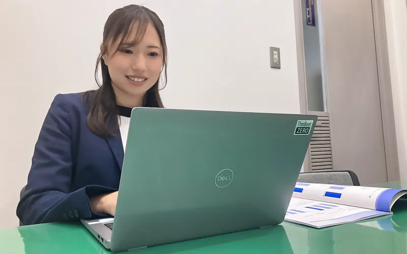資料を作成する西武信金の担当者(6月14日、西武信金武蔵境支店)