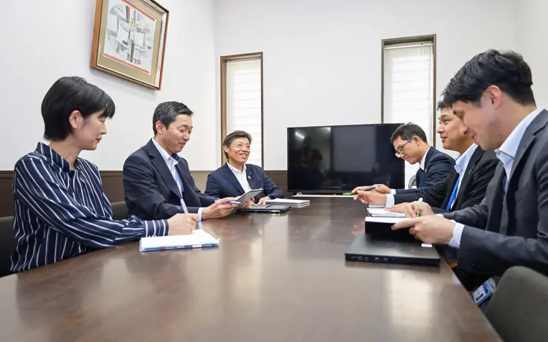 中島浩司支店長(左から3人目)は、週に1回の「責任者ミーティング」で情報の共有を行う(6月4日、広島銀行福山南支店)