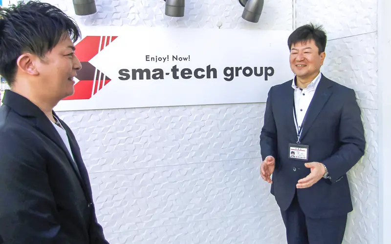 スマートテクニカの坂野良輔社長(左)と事業展開について話し合う小林充広支店長(5月16日、名古屋市内)