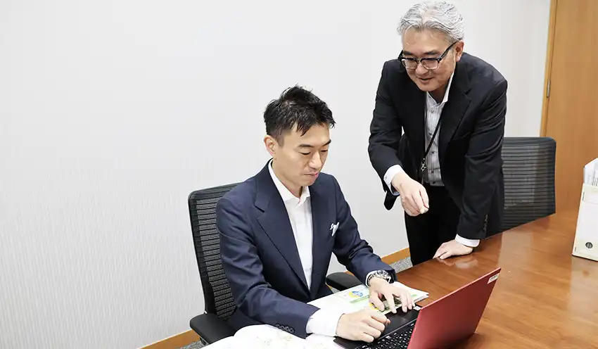 協議する中田トラストウェルスマネージャー（左）と酒井室長（右）