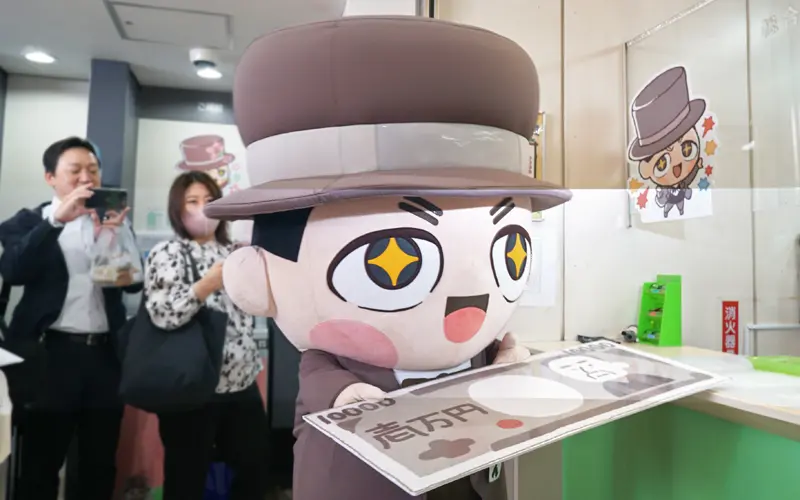 渋沢栄一にゆかりのある東京都北区に本部を置く城北信用金庫が開催した記念イベントには「しぶさわくん」が来店した（７月３日、城北信用金庫しぶさわくん支店）