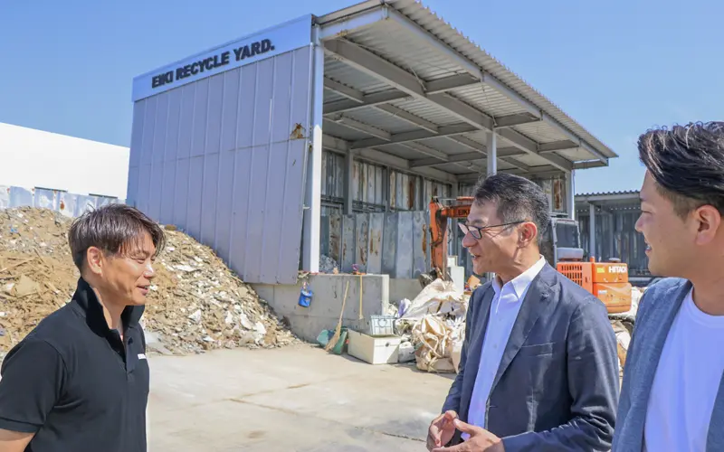 木村貴之社長(左)と情報交換する吉田勝則支店長(中央)、堀田潤係長(6月11日、エイキ)
