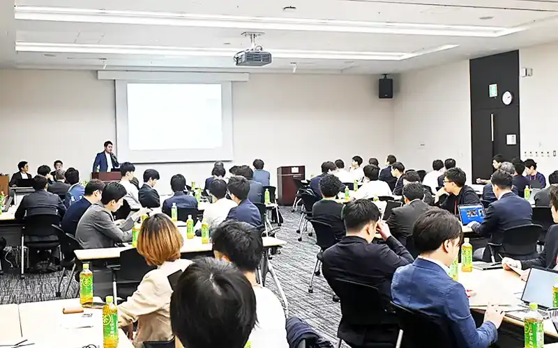 HIRACが6月に開いたミーティングイベントには地域金融機関や振興企業から80人以上が集まり関係を深めた(同社提供)