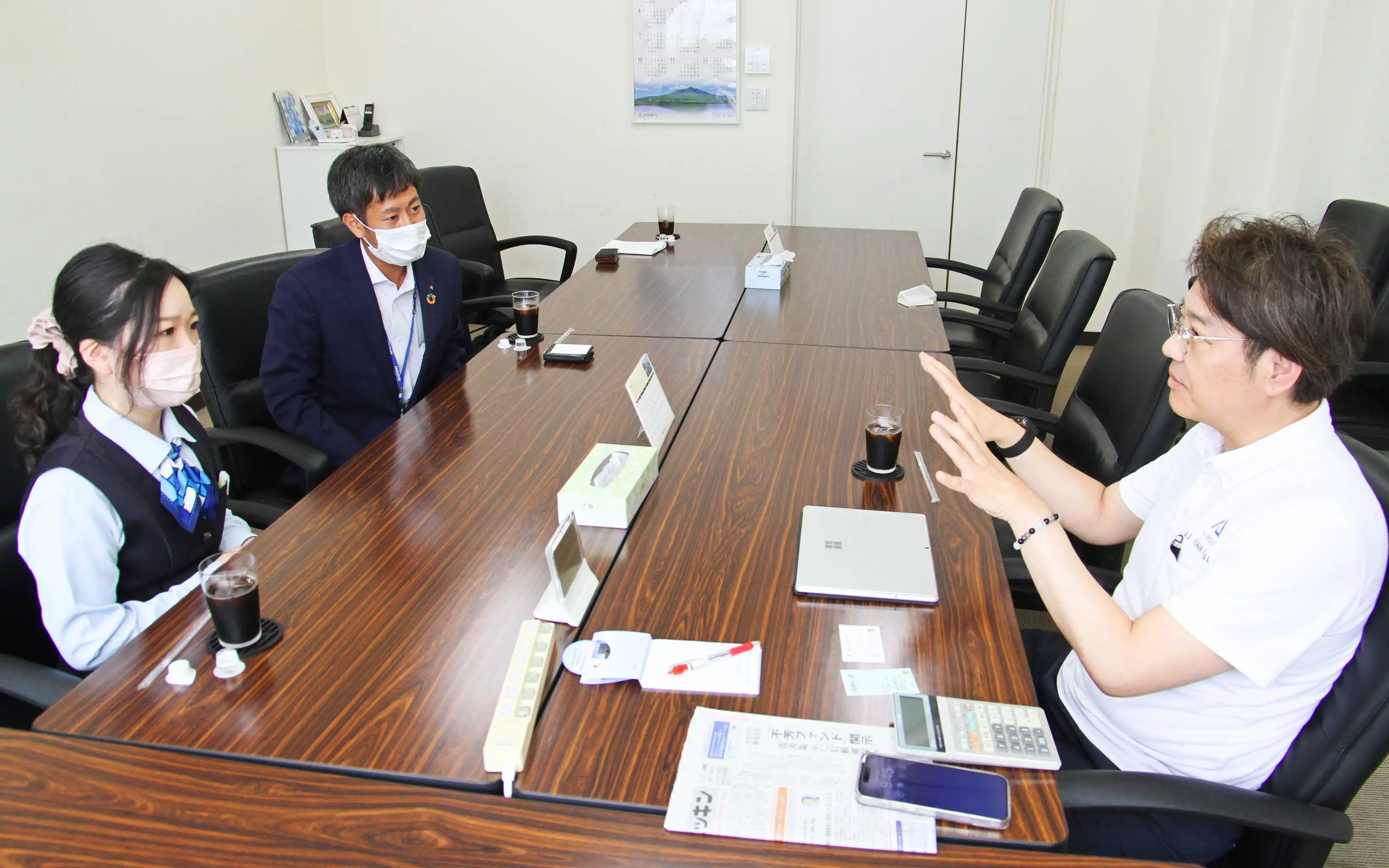 「AJ GROUP HD」の浅島社長(右)と面談する結城信金の宮部さん(左手前)と奄美大島信金の塩崎次長代理(7月9日、茨城県常総市)