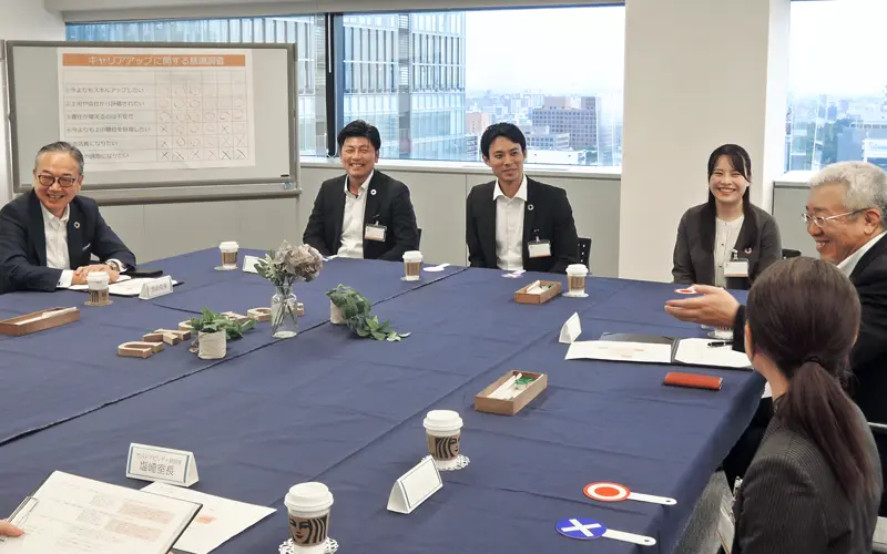 十六フィナンシャルグループでは、池田直樹社長(左)と石黒明秀・十六銀行頭取(右)が若手とのサステナミーティングで意見を経営・施策に反映する(十六フィナンシャルグループ提供)