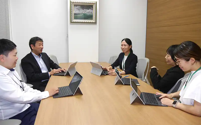 伊予銀行松山北支店では、役席者や担当者を交え月1回の頻度で進捗ミーティングを実施している(7月17日)