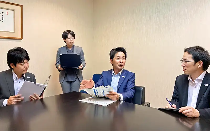 本部行員と情報交換する森田執行役員(左から3人目、7月9日、鳥取銀本店ビル)
