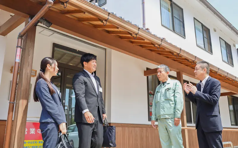 下福基裕支店長(左から2人目)と担当者(左)が取引先の五実興産を訪れ杉本正春常務(左から3人目)と山下善之取締役と情報交換する(7月25日、赤穂市内)