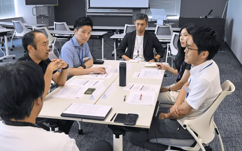 パーソルキャリアが地域金融機関向けに開催した勉強会で意見交換する受講者たち(8月6日、東京都内)