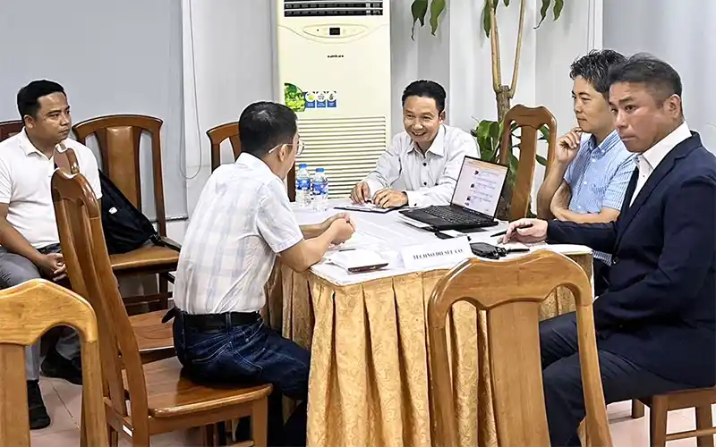 ベトナム視察先で開いた商談会(大垣共立銀行提供)