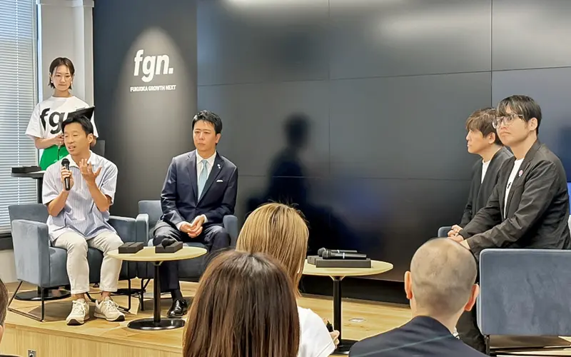 スタートアップの成長についてディスカッションする高島宗一郎市長(右から3人目、5月27日、FGN)
