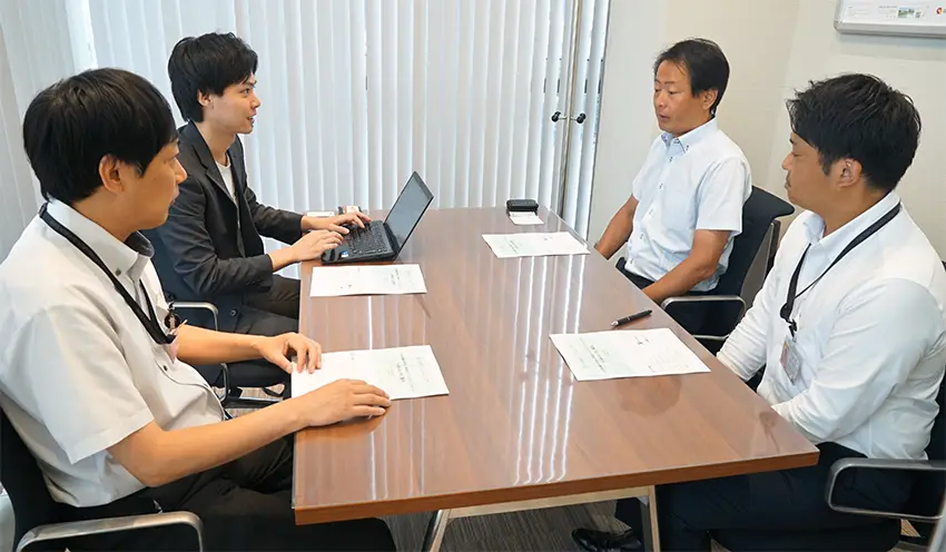 ナックプランニングの藤本祥社長(左から3人目)にサービス提案するe‐dashの担当者(同2人目)と、同席する小松支店長(左)と中嶋支店長代理(8月7日、戸田支店)