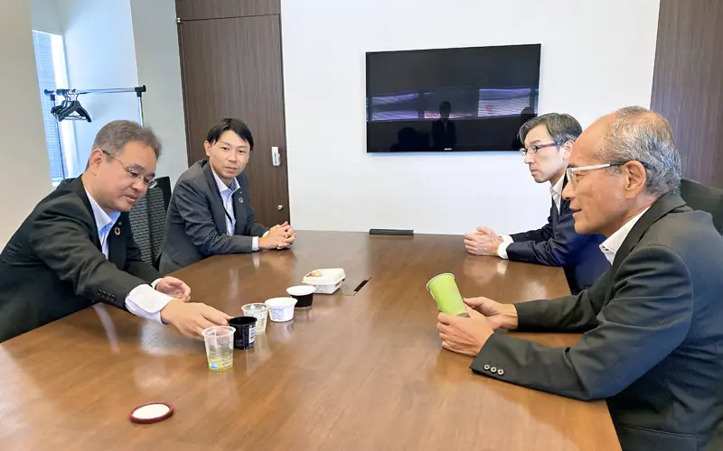 商品の特徴を説明するサンシードの桃井秀幸社長(右手前)と、島田明典支店長(左手前、9月4日、サンシード)