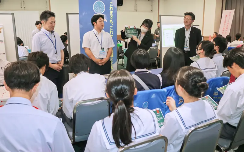 高校生向け企業説明会に臨む北見信用金庫の役職員（７月29日、北見市内のホテル、北見信用金庫提供）