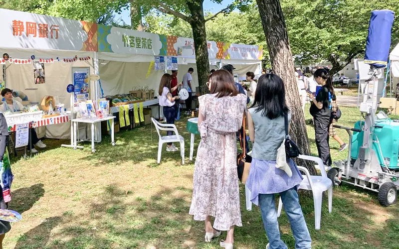 静岡銀行と取引先ブースで盛り上がる駿府城夏祭り会場(8月17日)