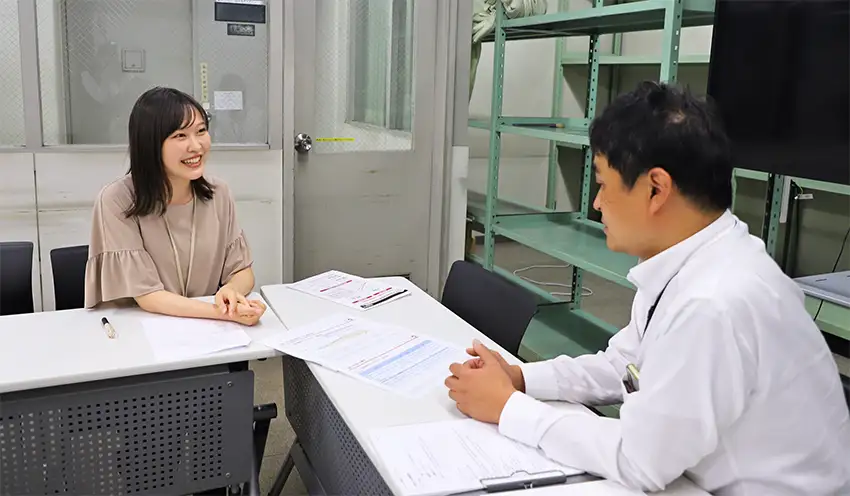 ロープレする預かり資産担当者 (左、本店、大分銀提供)