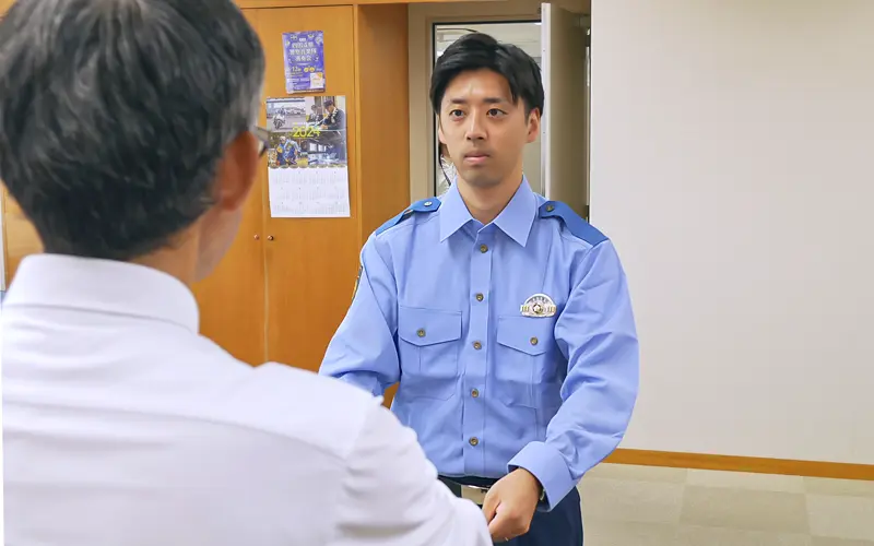 桑田弦警務部長から辞令書を受け取る杉本拓馬さん(10月1日、徳島県警本部)