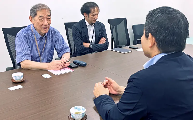 住都建設の坂田勇代表取締役（左）と情報交換する高木久年支店長（手前、９月13日、住都建設本社）