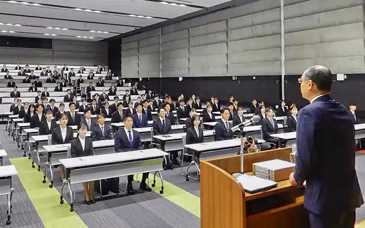 京都銀行の内定者は前年より24人多い206人。内定式では、京都フィナンシャルグループの羽渕完司取締役が内定者にエールを送った(10月1日、京都市内)