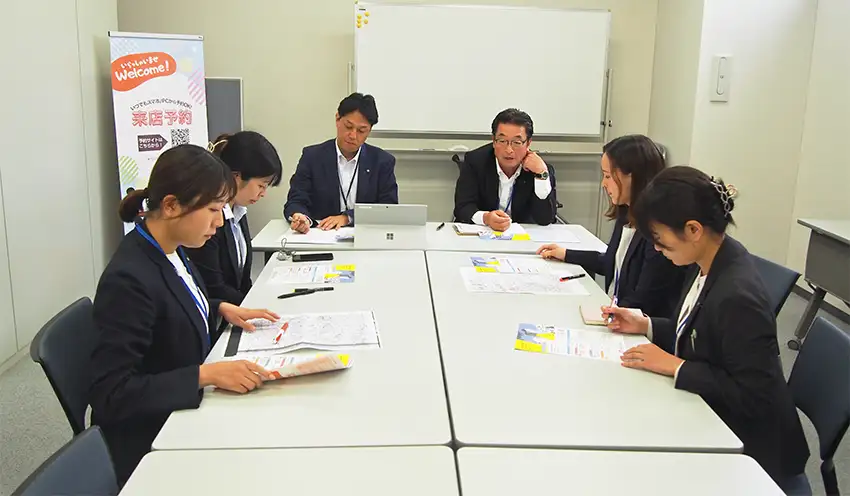新たな訪問戦略について説明する石田直幸・個人営業部部長(右から3人目、10月16日、本店)
