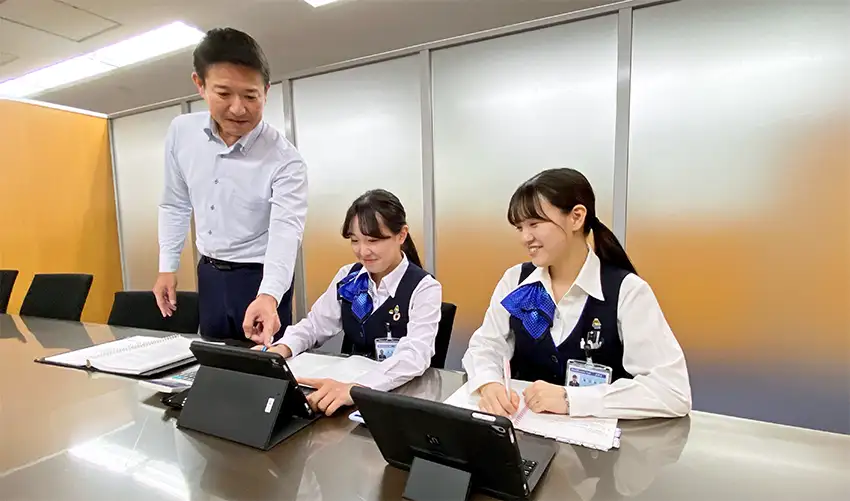 佐々木支店長(左)から融資業務を学ぶ廣瀬さん(中央)と亀岡さん(北大阪支店)