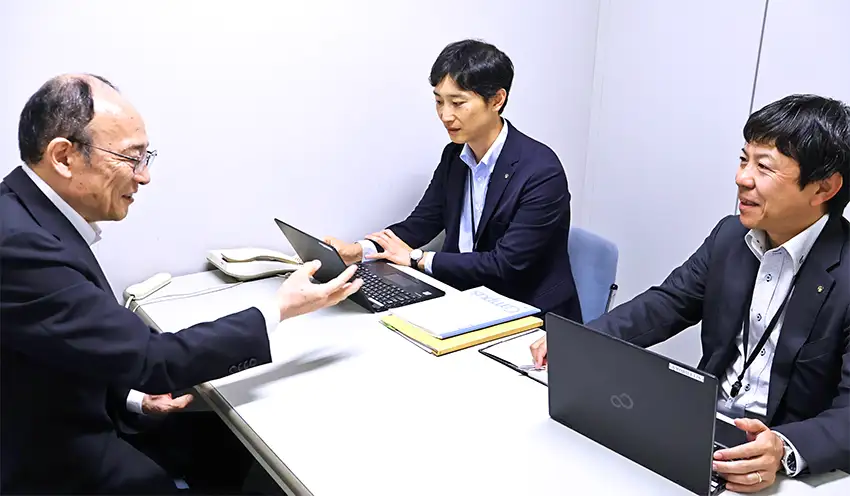 打ち合わせする審査部の加藤純二氏(手前左)とコンサルティング営業本部の田貝広一副推進役(奥左)、同本部所属で本店営業部駐在の田村達也推進役(10月17日、群馬銀本部)