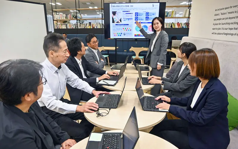 打ち合わせするサステナブルスケールのメンバー（10月29日、ふくおかフィナンシャルグループ本社）