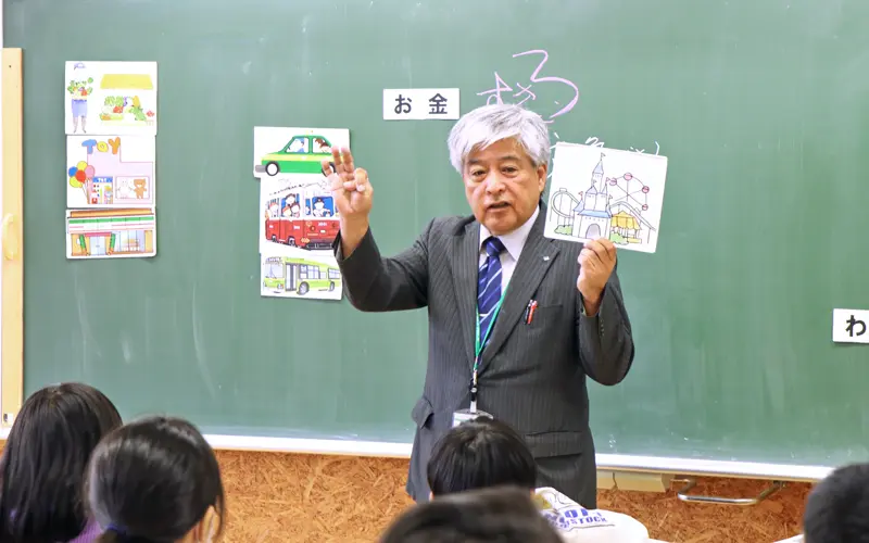 手作りの教材を使って授業をする牧野和則氏（11月５日、新庄北小学校）
