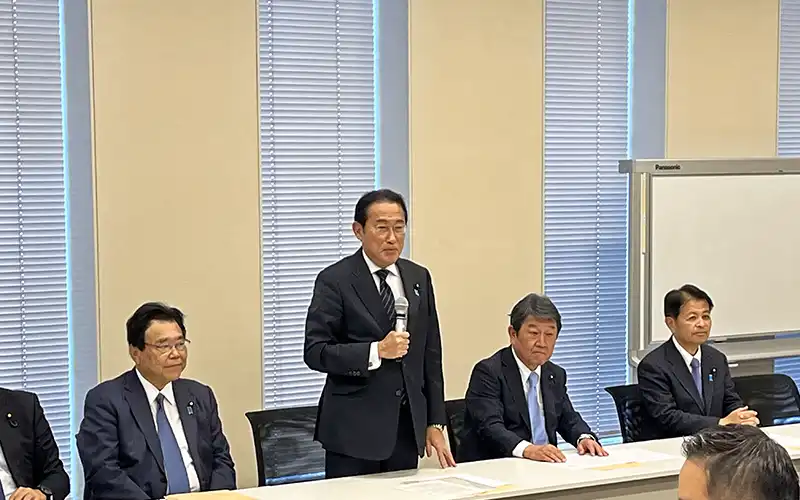 「資産運用立国推進議員連盟」の設立総会であいさつする岸田前首相(11月22日、国会内)