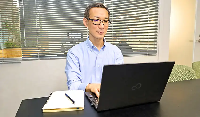 リモートワークする數田さん（ひろぎんHD東京サテライトオフィス）