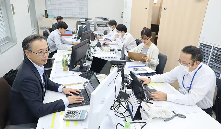 ポスコロ事業を統括する上西センター長(左)と本店ビジネスセンター行員(11月1日、紀陽銀本店)