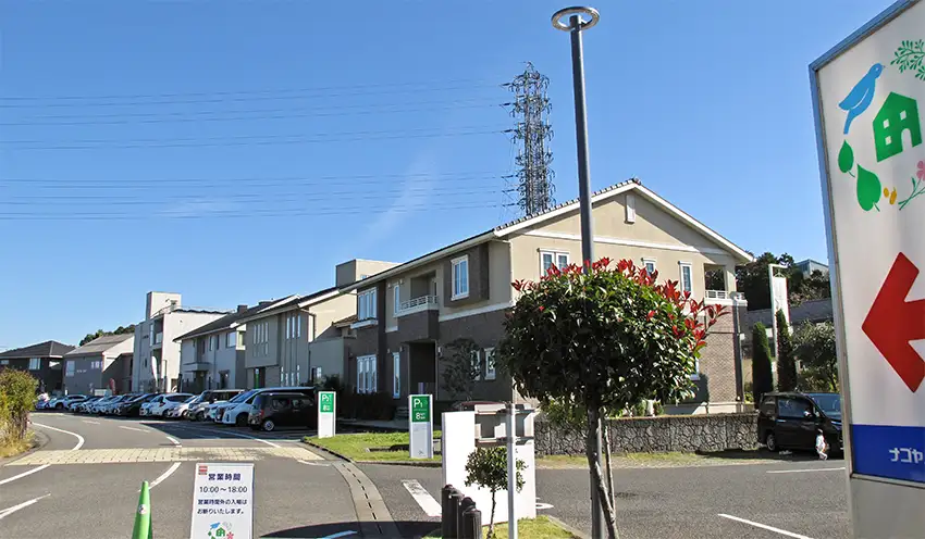 トヨタ本社につながる幹線道路沿いに複数並ぶ住宅展示場（豊田市）