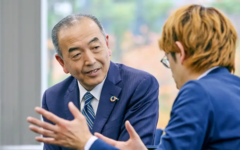 高橋一朗・西武信用金庫理事長（左）