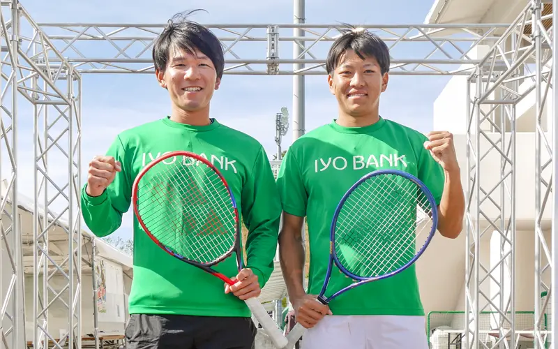 愛媛国際オープンに出場した河野優平キャプテン(左)と中川舜祐さん(11月8日、愛媛県総合運動公園)